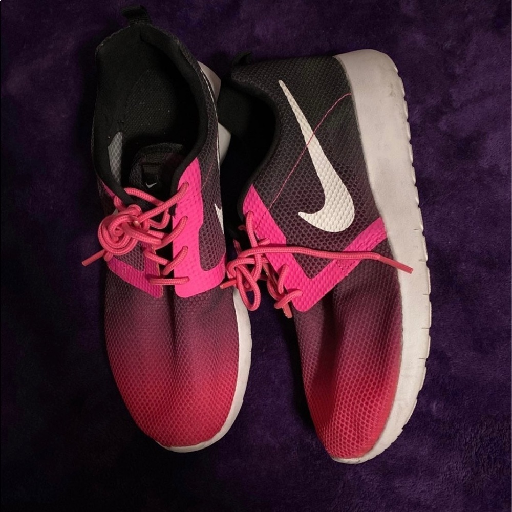 Girls Nike hot pink shoes